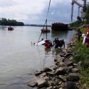 PKW in Donau gestürzt